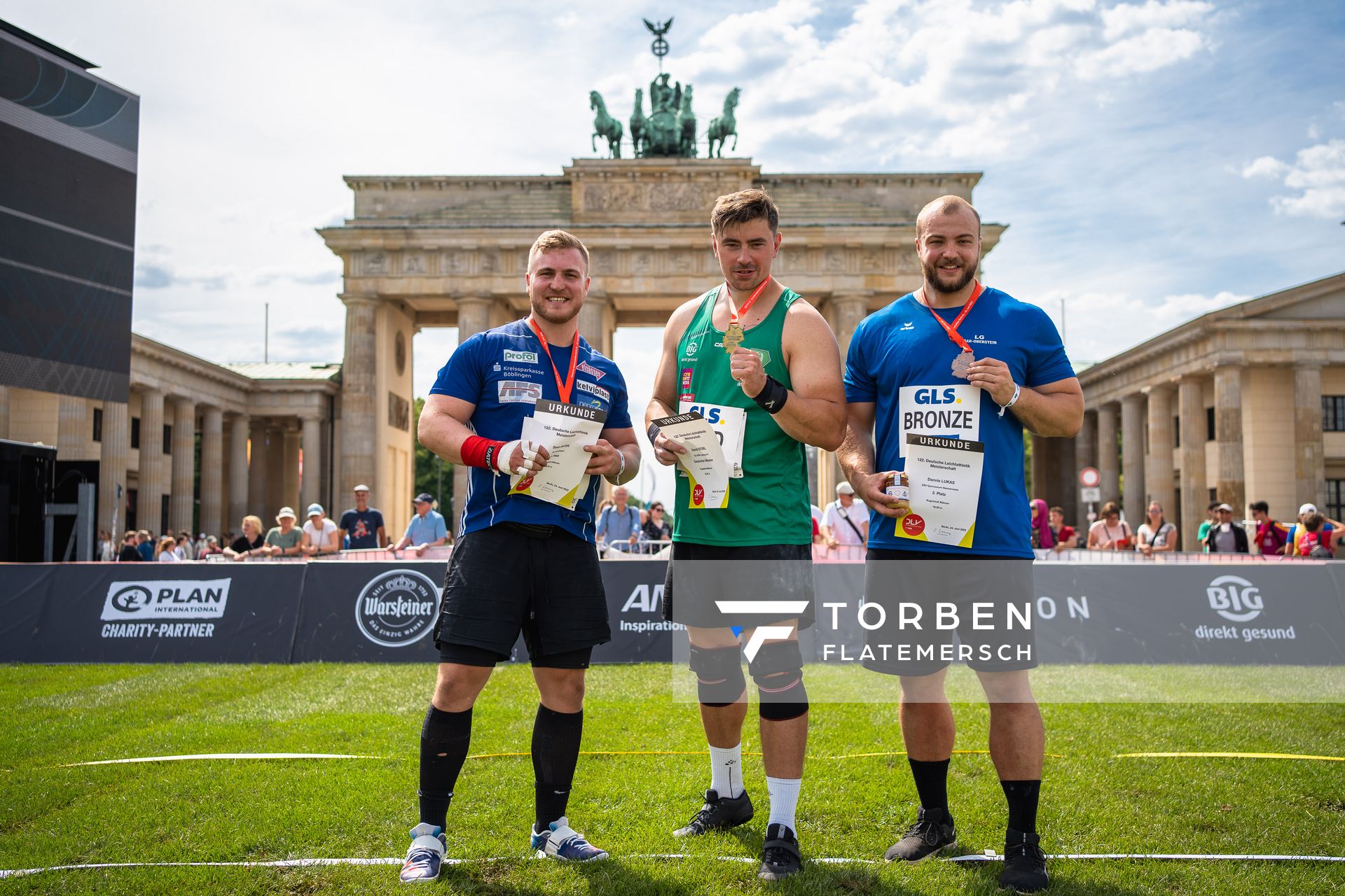 Simon Bayer (VfL Sindelfingen), David Storl (SC DHfK Leipzig) und Dennis Lukas (SSV Gymnasium Heinzenwies) beim Kugelstossen waehrend der deutschen Leichtathletik-Meisterschaften auf dem Pariser Platz am 24.06.2022 in Berlin